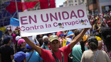 Un simpatizante del régimen sostiene un letrero durante una marcha contra la corrupción, el sábado 25 de marzo de 2023, en Caracas, Venezuela.
