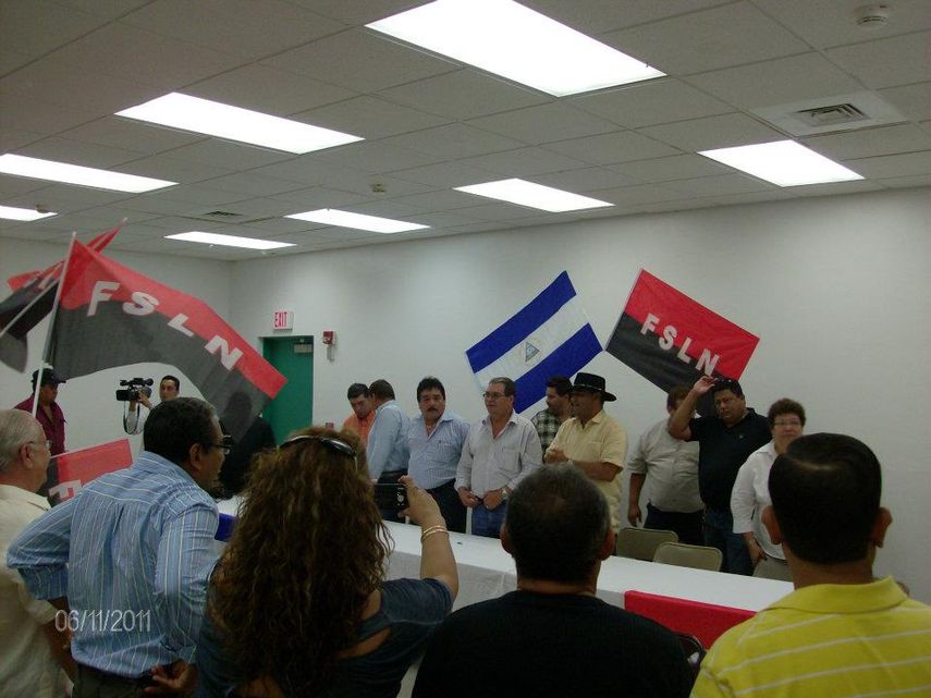 Sandinistas en actividad politica en los salones del Parque Ruben Dario, en Miami, con el general Omar Halleslevens, durante la campana electoral en junio del 2011.