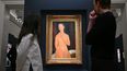 Los miembros del personal posan junto a Nu assis au collier (C) de Amedeo Modigliani, durante una vista previa para los medios de Sothebys en el centro de Londres el 11 de junio de 2026, para resaltar obras maestras de la Colección Lewis, cuyo valor se estima en unos 200 millones de libras (267 millones de dólares).