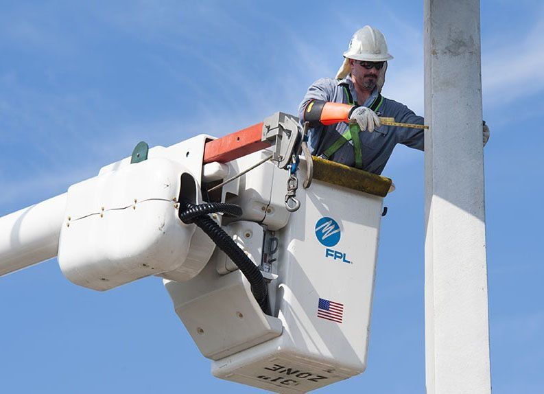Empleados de la FPL atienden una avería en los conductos de electricidad en Florida.