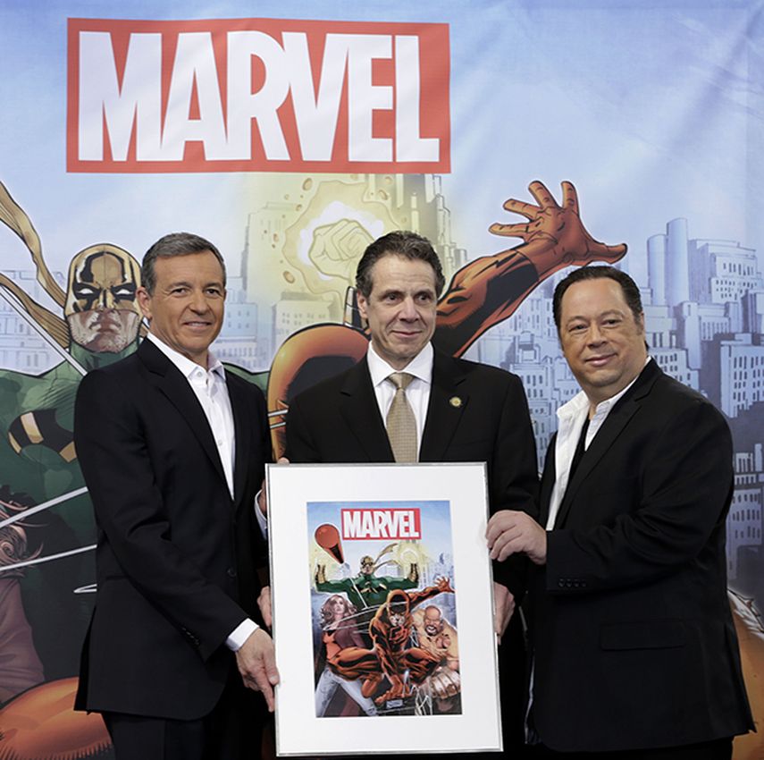 CEO de Disney, Bob Iger, el gobernador de Nueva York, Andrew Cuomo, al centro, y el director creativo de Marvel Joe Quesada posan para una foto durante una conferencia de prensa en Nueva York. (AP)