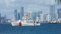 El barco Bernard C. Webber de la Guardia Costera abandona la base de la agencia en Miami Beach, Florida, el lunes 19 de julio de 2021. 