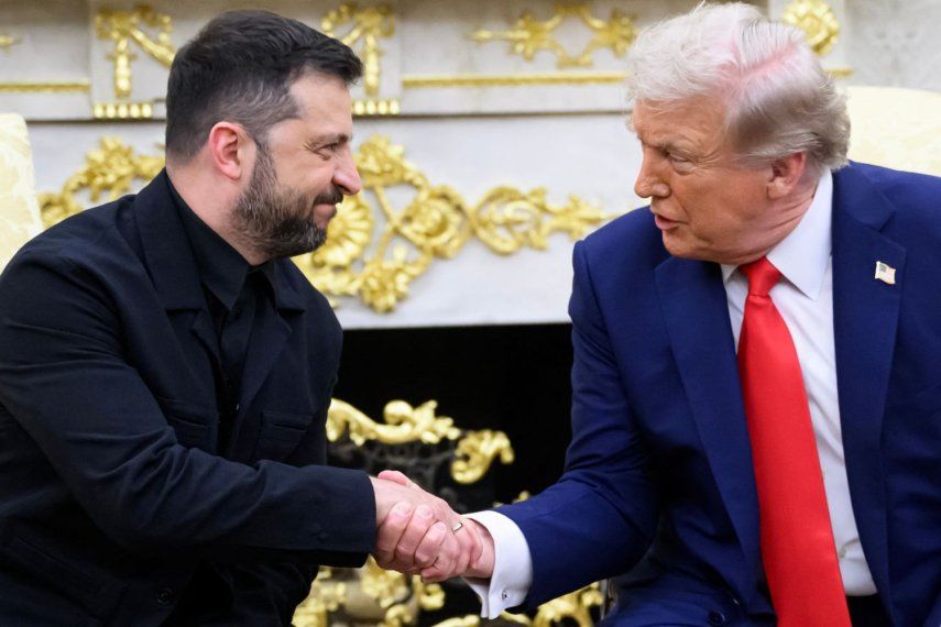 El presidente de Estados Unidos Donald J. Trump y su homólogo ucraniano Volodimir Zelenski se saludan este lunes durante un encuentro de horas en la Casa Blanca en busca de un acuerdo definitivo de paz en Kiev.