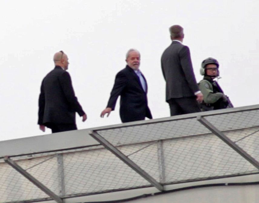 El expresidente brasileño, que vestía un traje oscuro y sin corbata, fue trasladado en medio de un intenso dispositivo de seguridad, y escoltado en todo momento por tres agentes de la Policía Federal.