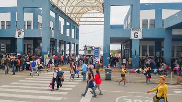 El paso fronterizo entre Perú y Ecuador colmado de venezolanos que intentan llegar hasta Lima.&nbsp;