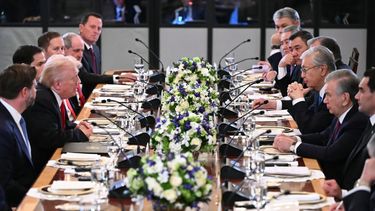 El presidente Donald Trump (segundo desde la izquierda) habla durante una cena con líderes de Asia Central en la Sala Este de la Casa Blanca en Washington, DC, el 6 de noviembre de 2025.