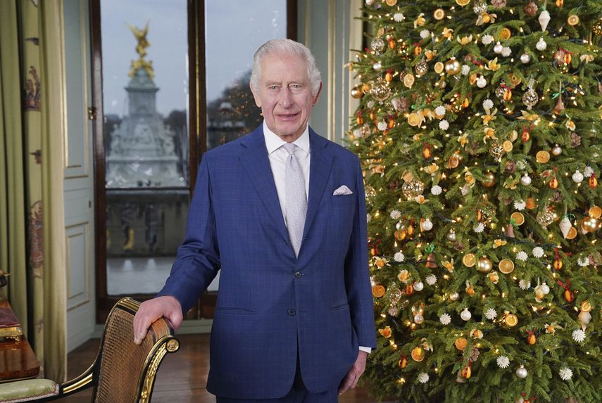 El rey Carlos III de Inglaterra posa para una foto durante la grabación de su mensaje navideño en Londres, el sábado 7 de diciembre de 2023.&nbsp;