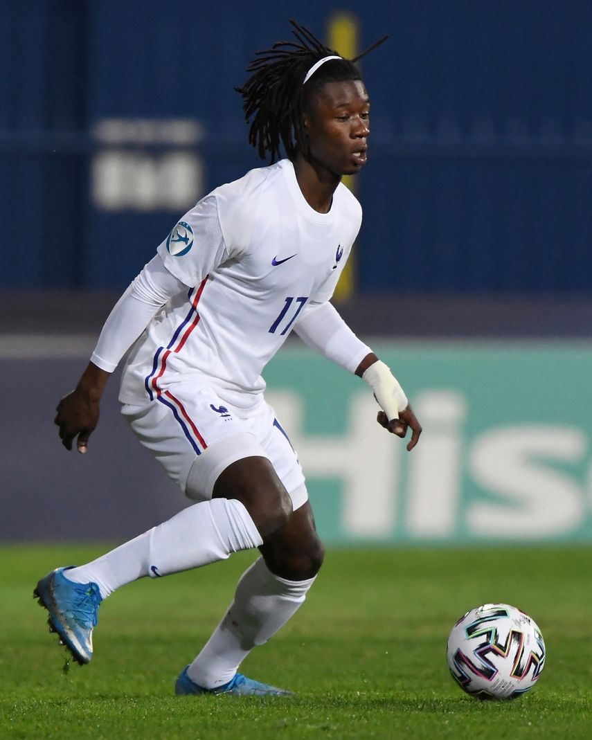 En esta foto de archivo tomada el 31 de marzo de 2021, el mediocampista francés Eduardo Camavinga controla el balón durante el partido de fútbol de la fase de grupos del Campeonato Sub-21 de la UEFA Islandia-Francia en el estadio Alcufer en Gyirmot, cerca de Gyo
