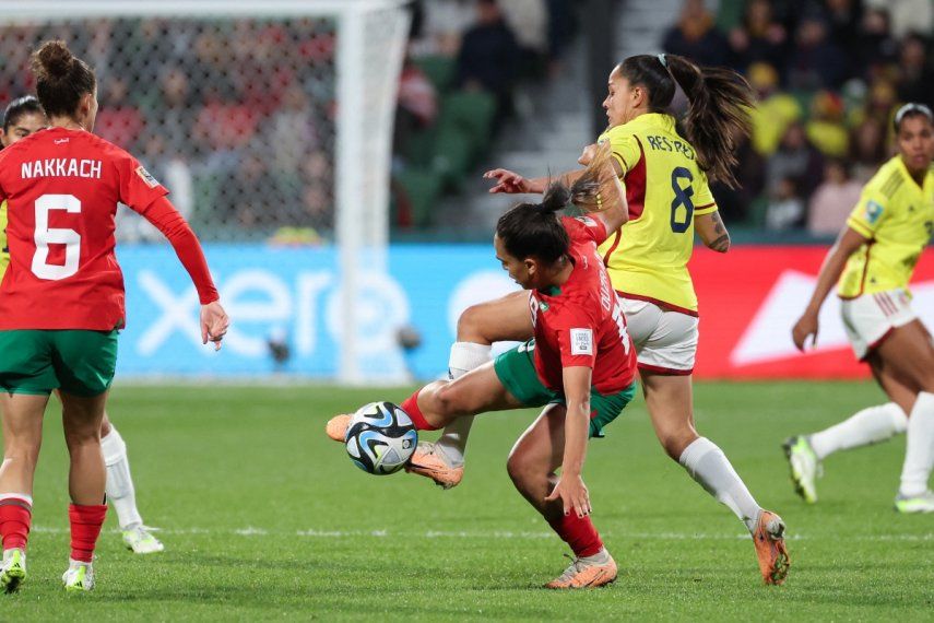 La mediocampista colombiana #08 Marcela Restrepo (R) lucha por el balón con la delantera marroquí #19 Sakina Diki durante el partido de fútbol del Grupo H de la Copa Mundial Femenina 2023 de Australia y Nueva Zelanda entre Marruecos y Colombia en el Perth Rectangular Stadium en Perth el 3 de agosto de 2023.