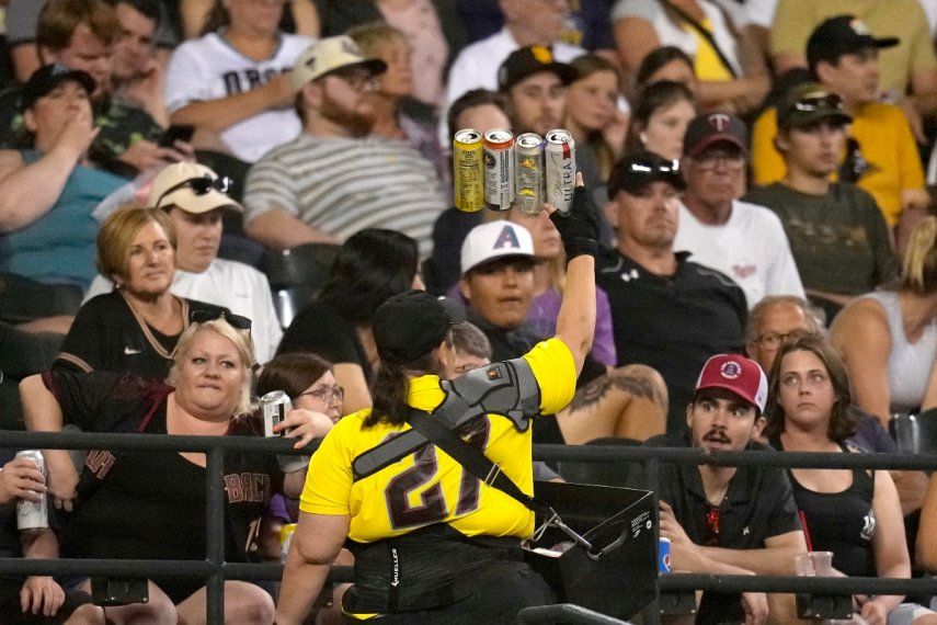Un vendedor de cerveza durante el séptimo inning del juego entre los Diamondbacks de Arizona y los Cerveceros de Milwaukee, el martes 11 de abril de 2023, en Phoenix.&nbsp;