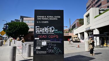 Miembros de la Guardia Nacional de California custodian el Edificio Federal Edward Roybal de los disturbios en la mañana del 17 de junio de 2025 en Los Ángeles, California.
