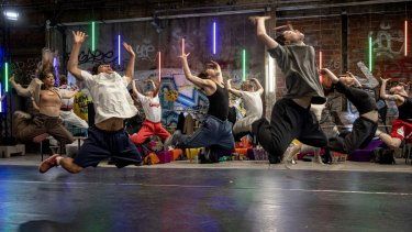 Un grupo de bailarines que participarán en la ceremonia inaugural de los Juegos Olímpicos realizan un ensayo, el viernes 7 de junio de 2024, en Saint-Denis.&nbsp;