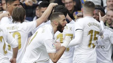 Karim Benzema (centro) del Real Madrid celebra tras anotar el gol del equipo durante el partido de La Liga espa&ntilde;ola contra el Atl&eacute;tico de Madrid, en el Estadio Santiago Bernab&eacute;u, el s&aacute;bado 1 de febrero de 2020.&nbsp;