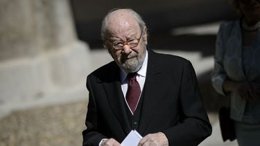 En esta foto de archivo tomada el 23 de abril de 2013, el poeta español José Manuel Caballero Bonald llega a la Universidad de Alcalá de Henares, cerca de Madrid, el 23 de abril de 2013, para recibir el Premio Cervantes de Literatura 2013.&nbsp;