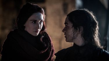 Melisandre y Arya Stark en Games of Thrones. Netflix lanza en marzo de 2024 nueva serie.
