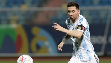 Lionel Messi, de la selección de Argentina, persigue un balón durante el partido de cuartos de final de la Copa América frente a Ecuador en Goiania, Brasil
