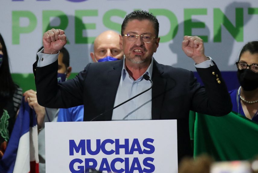 El candidato presidencial costarricense por el partido Progreso Socialdemócrata Rodrigo Chaves, habla en la sede de su campaña después del cierre de las urnas en San José, Costa Rica, el 6 de febrero de 2022.