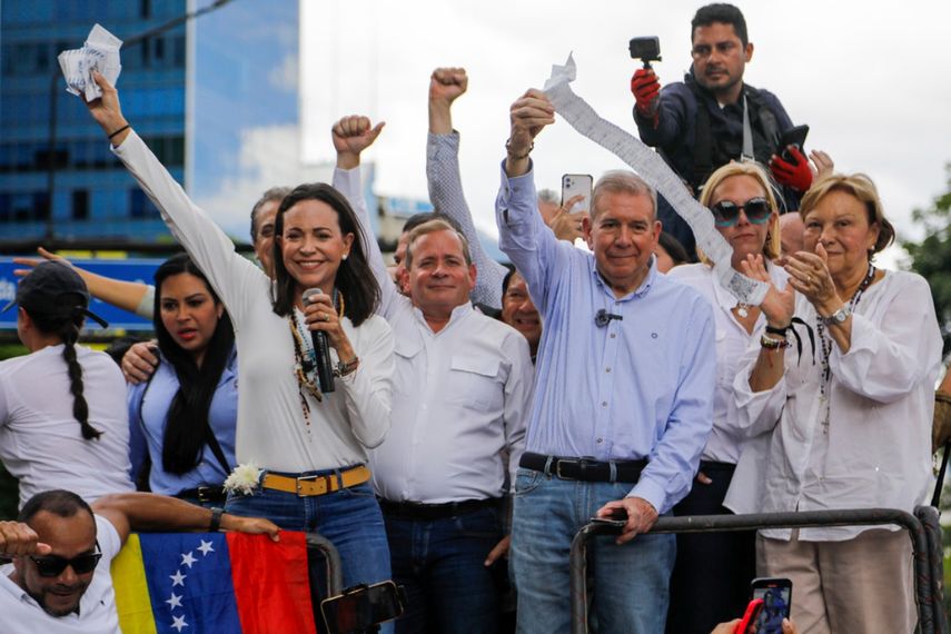 La líder opositora María Corina Machado, a la izquierda, y el candidato opositor Edmundo González sostienen actas de votación desde lo alto de un camión durante una protesta contra los resultados oficiales de las elecciones presidenciales de las que fue declarado ganador el dictador Nicolás Maduro en Caracas, Venezuela, el martes 30 de julio. 2024.