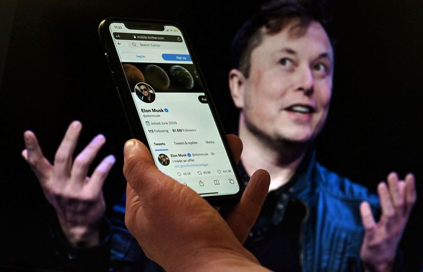 Imagen de Elon Musk y su cuenta de Twitter en un teléfono celular.