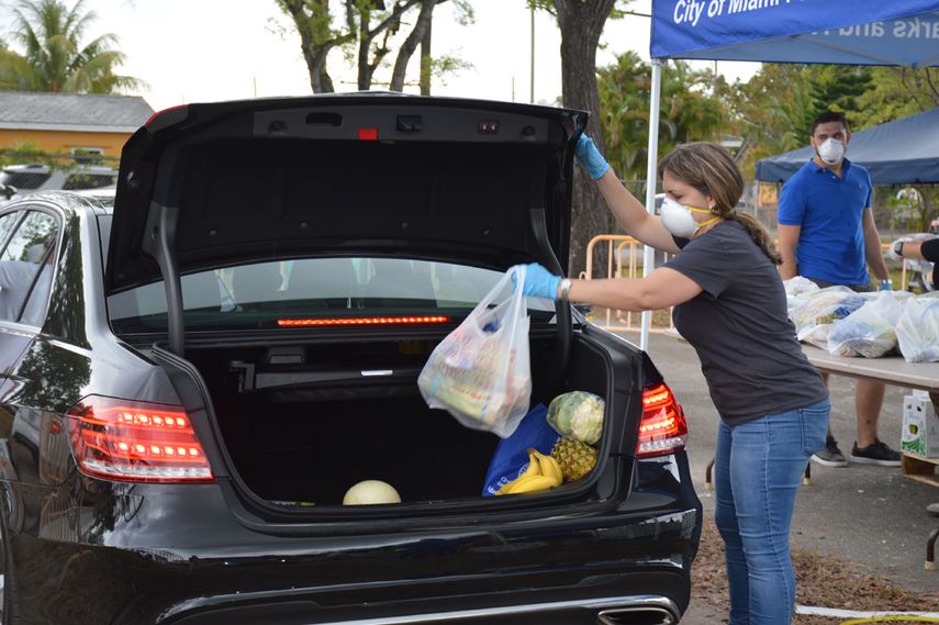 Gracias, Muchas gracias, dicen muchos en Miami cuando acuden a recoger alimentos.