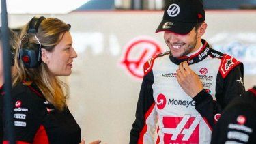 Laura Müller es la nueva ingeniera de carrera que trabaja en relación directa con los pilotos en la configuración del monoplaza para cada Gran Premio y es el enlace entre el piloto y los ingenieros de pista para la escudería Haas en la Fórmula 1