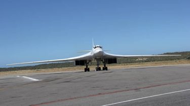 La escuadrilla también estaba integrada por un aparato de transporte militar An-14 y a un avión de pasajeros Il-62, que recorrieron más de 10.000 kilómetros