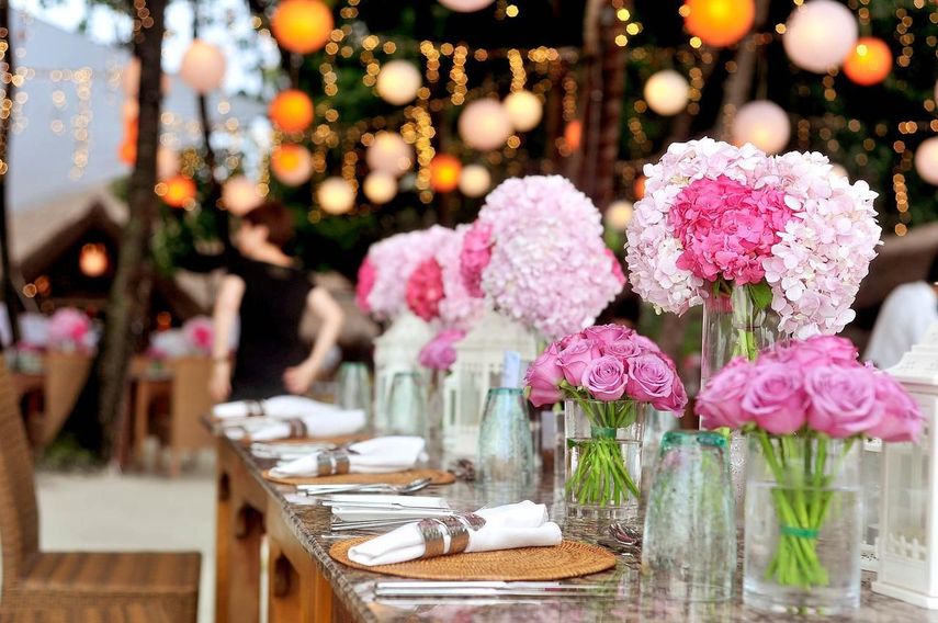 Mesa adornada con flores.