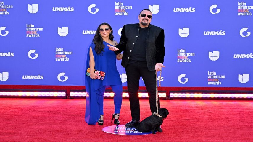 Aneliz Álvarez Alcalá y el cantante mexicano Pepe Aguilar llegan a la octava entrega anual de los Premios de la Música Latinoamericana en el MGM Grand Garden Arena en Las Vegas, Nevada, el 20 de abril de 2023.
