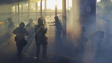 Agentes de la polic&iacute;a avanzan durante una protesta, el 28 de mayo de 2020, en St. Paul, Minnesota. Los manifestantes reclamaban justicia por el deceso de George Floyd, un afroestadounidense que muri&oacute; mientras estaba bajo custodia policial.&nbsp;