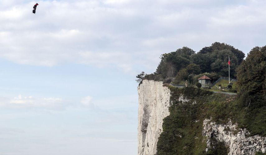 El inventor francés Franky Zapata, antes de aterrizar cerca de la playa de St. Margaret, en Dover, tras cruzar el Canal de la Mancha en un aerodeslizador el domingo 4 de agosto de 2019.&nbsp;