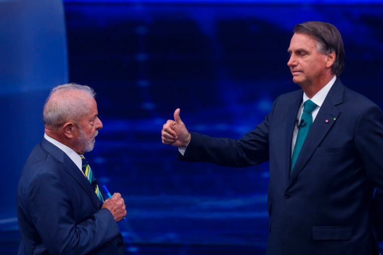 El expresidente brasile&ntilde;o Luiz In&aacute;cio Lula da Silva, quien busca ocupar nuevamente el cargo, a la izquierda, se enfrenta al mandatario Jair Bolsonaro en un debate en la cadena Bandeirantes Television, en Sao Paulo.