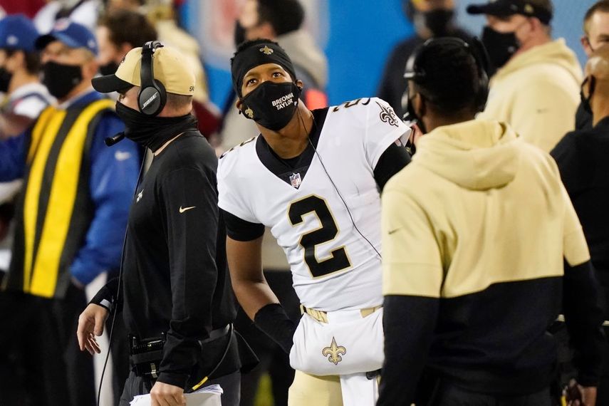 NFL, Jameis Winston, quarterback de los Saints de Nueva Orleáns, usa mascarilla durante el partido ante los Panthers de Carolina, el domingo 3 de enero de 2021 (AP Foto/Gerry Broome, archivo)
