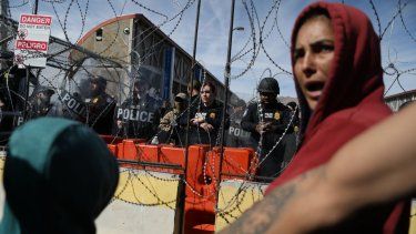 Migrantes intentan cruzar por la fuerza a Estados Unidos en el Puente Internacional Paso del Norte en Ciudad Juárez, estado de Chihuahua, México, el 12 de marzo de 2023. &nbsp;