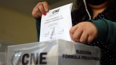 Ciudadana hondureña deposita su voto en la urna el domingo 28 de noviembre de 2021.