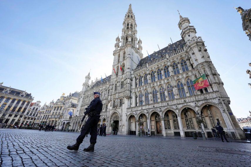 Un policía belga vigila la plaza central de Bruselas, el martes 17 de octubre de 2023, tras el ataque a tiros contra dos suecos.&nbsp;