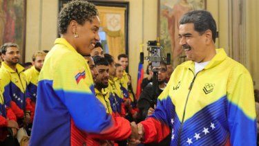 Esta fotografía se muestra al dictador de Venezuela, Nicolás Maduro (der.), saludando a la campeona olímpica venezolana Yulimar Rojas