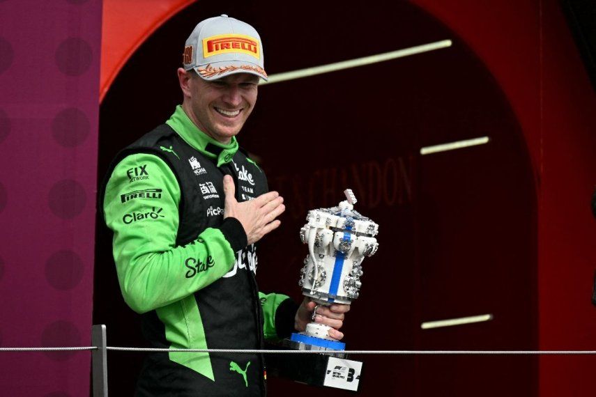 El piloto alemán de Kick Sauber, Nico Hulkenberg, celebra su tercer puesto en el podio durante el Gran Premio de Gran Bretaña de Fórmula 1 en el circuito de Silverstone, en el centro de Inglaterra, el 6 de julio de 2025.&nbsp;