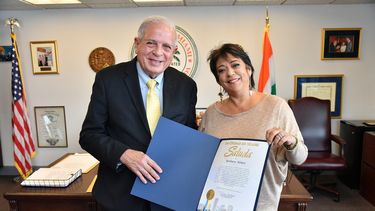 El alcalde de Miami Tomás Regalado entrega una proclama a la cantante Bárbara Alonso.&nbsp;