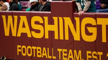 Desde 1932 hasta hace dos temporadas, Washington empleó el nombre Redskins (Pieles Rojas)