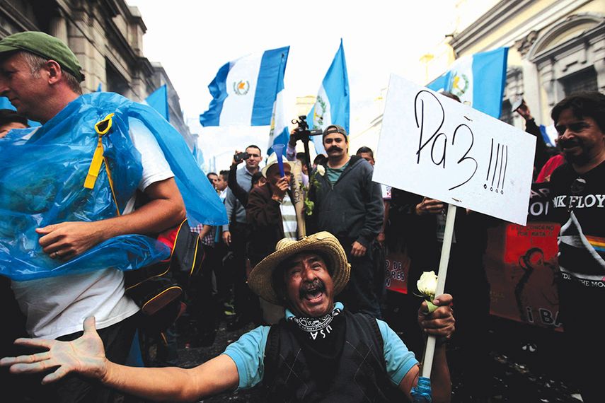 Los guatemaltecos celebran la captura y renuncia de quien fue presidente, Otto Pérez Molina, horas antes de la jornada electoral.(EFE)