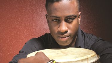 El percusionista y babalawo cubano Philbert Armenteros, líder y fundador del grupo Los Herederos.