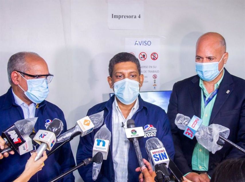 Johnny Rivera, Subdirector de Inform&aacute;tica, acompa&ntilde;ada de Rafael Terrero y &Aacute;ngel Modesto N&uacute;&ntilde;ez, Subdirectores de Registro Electoral, mientras informan sobre el proceso de impresi&oacute;n del Padr&oacute;n el exterior.&nbsp;