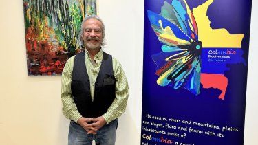El artista de la plástica Edgard Bernal en un salón del Consulado General de Colombia en Miami, donde tuvo una exposición individual titulada El día de la Tierra.