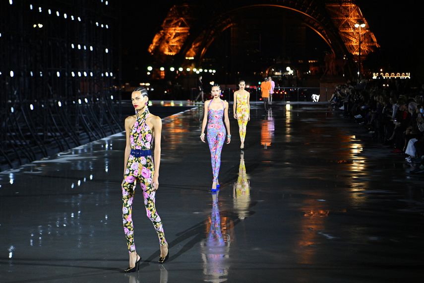 Modelos presentan creaciones de Yves-Saint-Laurent durante el desfile de la colección Womenswear Primavera Verano 2022 en París el 28 de septiembre de 2021 durante la Semana de la Moda de París.