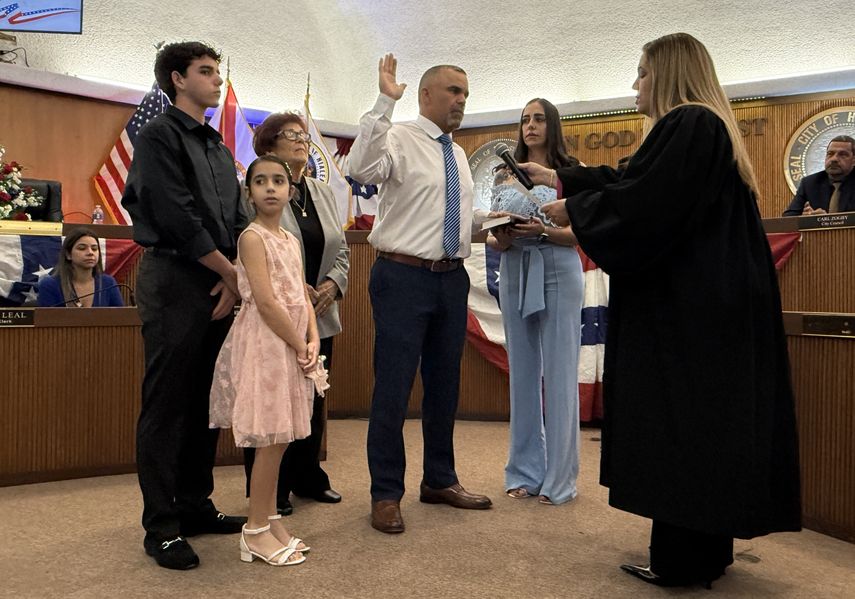 El concejal Luis Rodriguez es juramentado por cuatro años más. El concejal Luis Rodriguez es juramentado por cuatro años más.