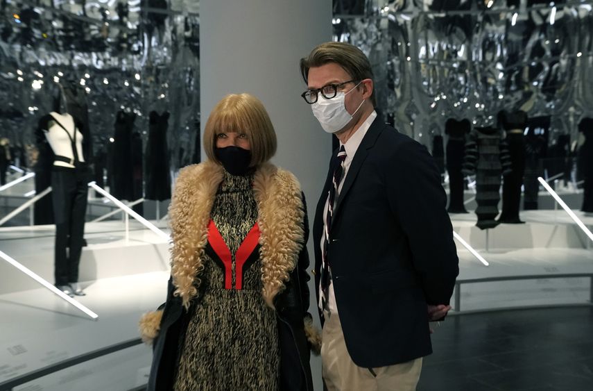 Andrew Bolton, curador de Wendy Yu a cargo de The Costume Institute, The Metropolitan Museum of Art y Anna Wintour, editora en jefe de American Vogue y directora artística de Condé Nast, asisten a la vista previa para la prensa de la exposición de The Costume Institute  About Time: Fashion and Duration el 26 de octubre de 2020, que estará a la vista del 29 de octubre de 2020 al 7 de febrero de 2021 en el Museo Metropolitano de Arte de Nueva York.&nbsp; &nbsp;