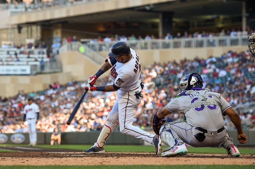 El venezolano Luis Arráez de los Mellizos de Minnesota conecta un sencillo productor en la segunda entrada del duelo ante los Rockies de Colorado, el sábado 25 de junio de 2022, en Minneapolis. 
