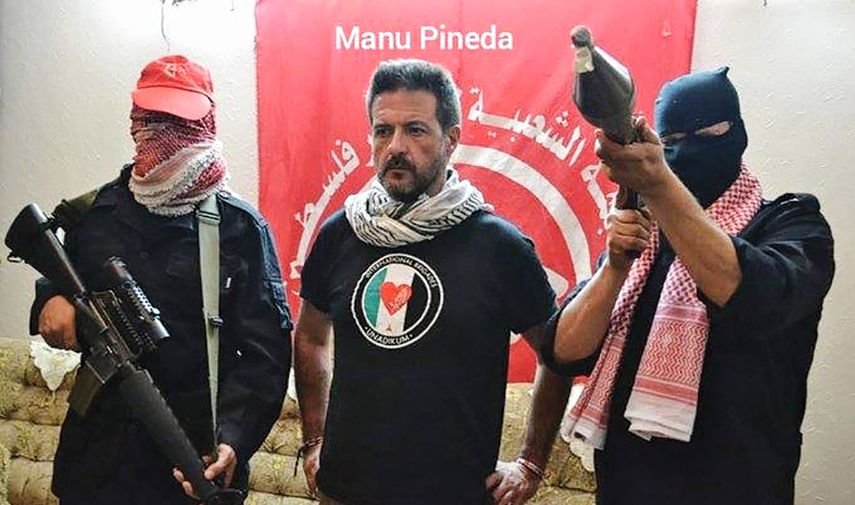 Eurodiputado del Partido Podemos de España, Manuel Pineda, de visita en Gaza en 2014, con integrantes del Frente para la Liberación de Palestina.