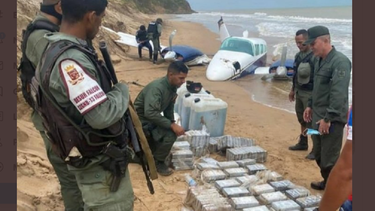 Funcionarios revisan la droga incautada.&nbsp;