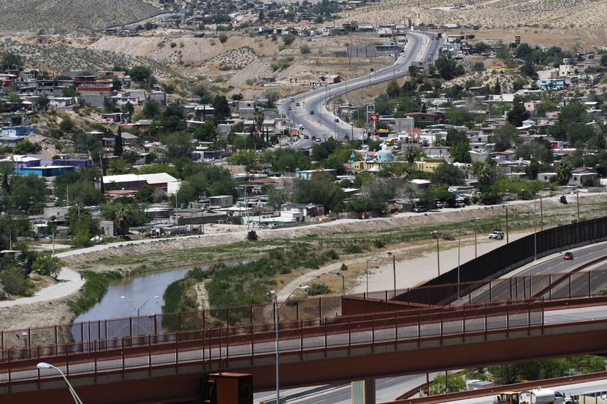Esta fotograf&iacute;a muestra a Ciudad Ju&aacute;rez, M&eacute;xico, al fondo desde El Paso, Texas, el mi&eacute;rcoles 22 de abril de 2020, as&iacute; como una parte del r&iacute;o Bravo y de la valla fronteriza.